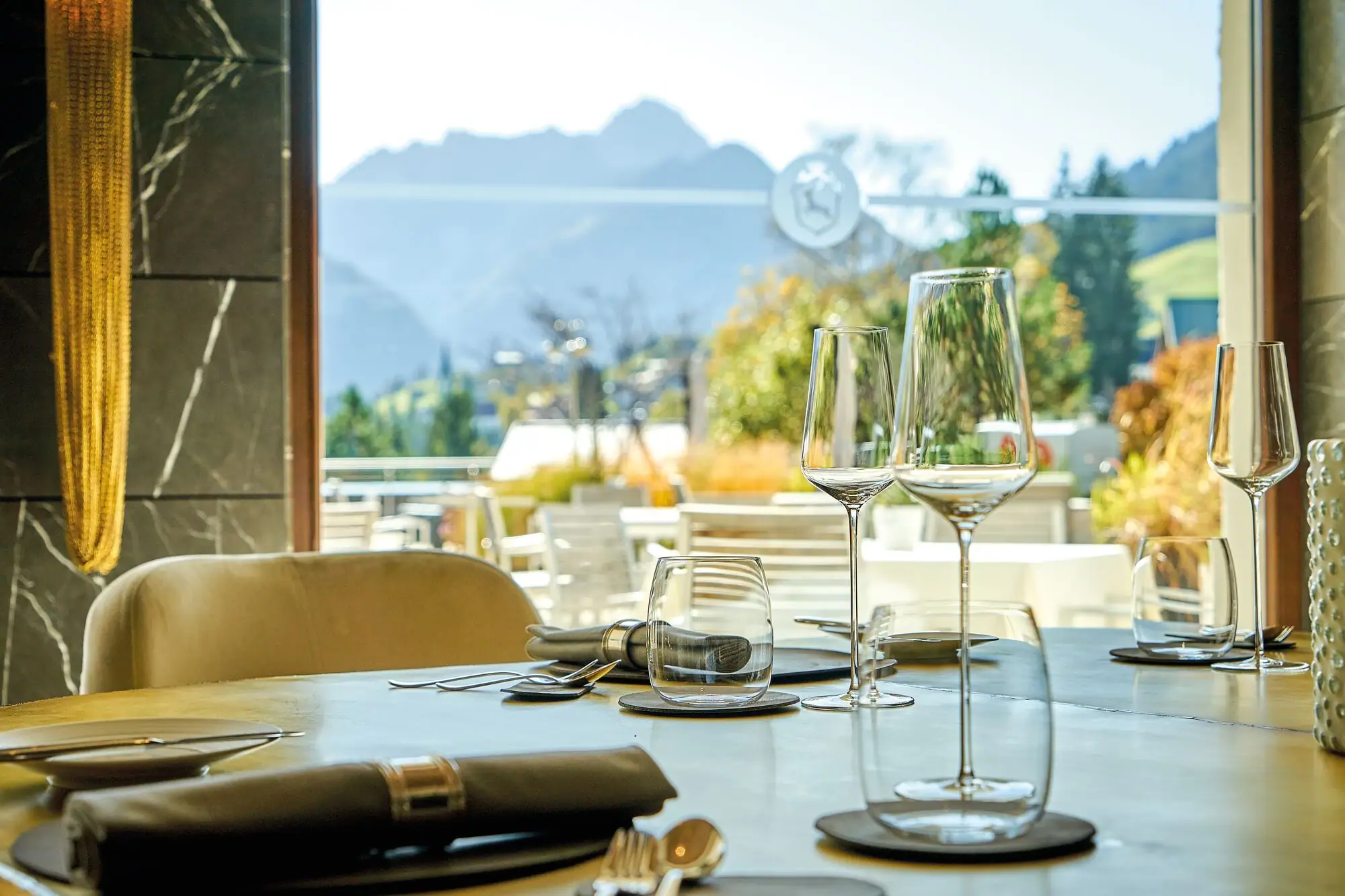 Ristorante Kilian Stuba Un tavolo con bicchieri da vino e posate.