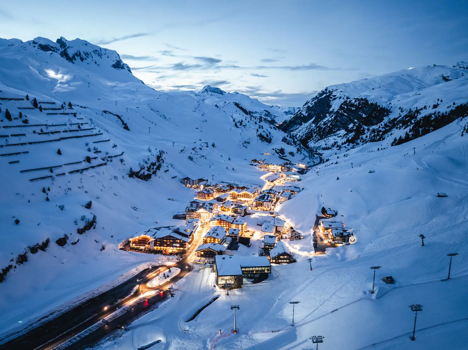 Zürs am Arlberg Città innevata in un paesaggio invernale.