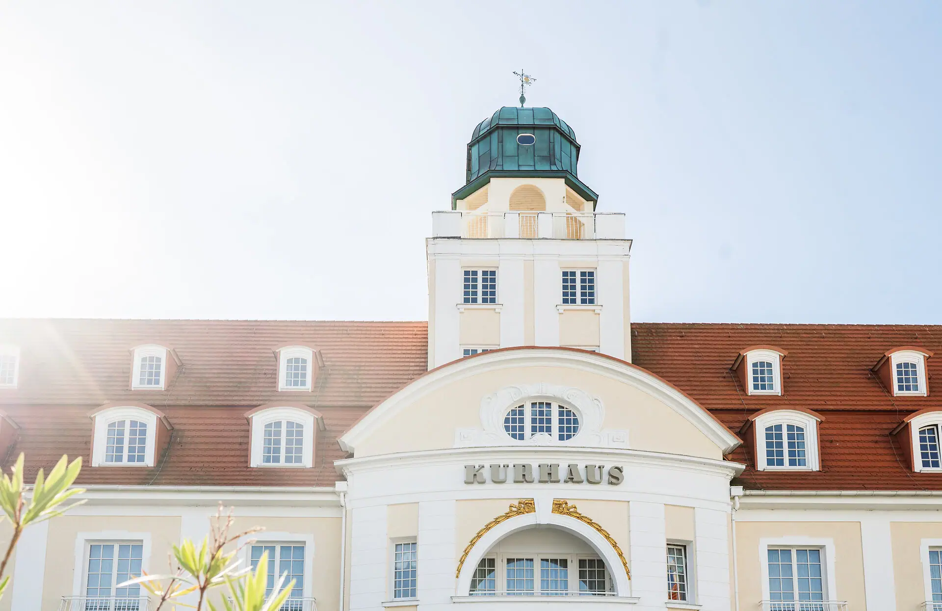 Kurhaus Binz Un edificio con una cupola in cima.