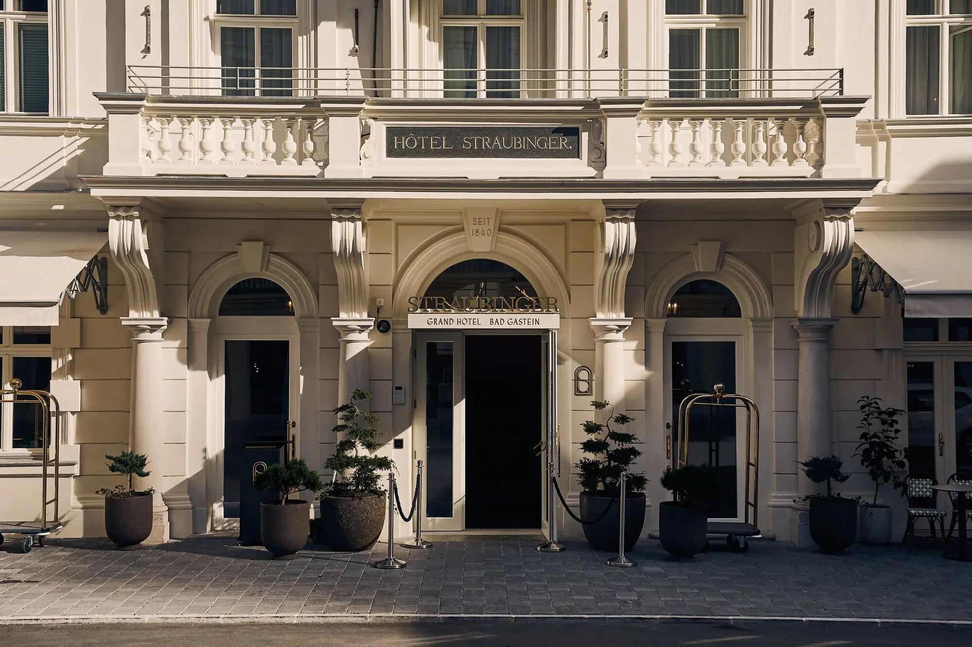 Ingresso A-ROSA Bad Gastein Edificio con porte e finestre