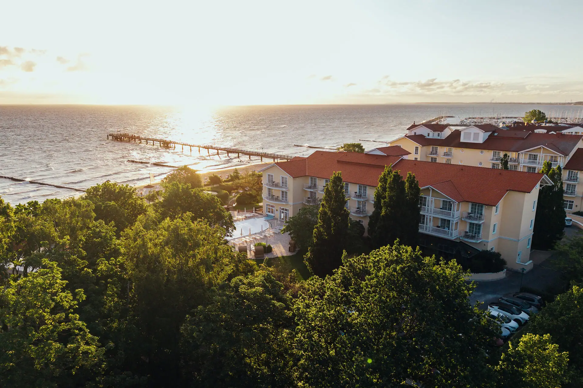 A-ROSA Ostseehotel Kühlungsborn Edificio sul lungomare al tramonto
