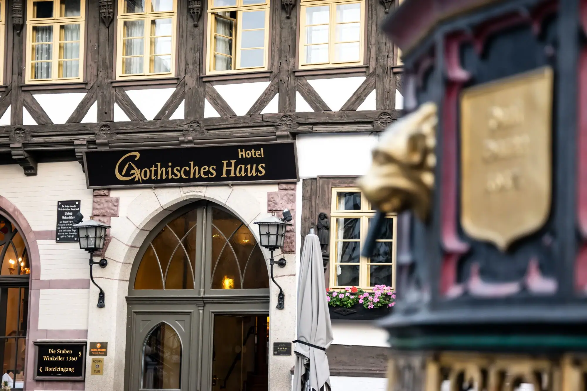 A-ROSA Gothisches Haus Ein Gebäude mit einem Schild darauf.