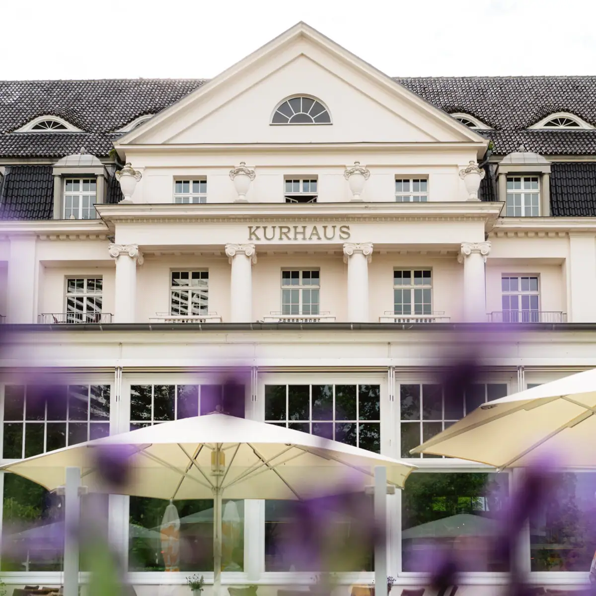 Edificio con una grande finestra e un grande ombrellone.