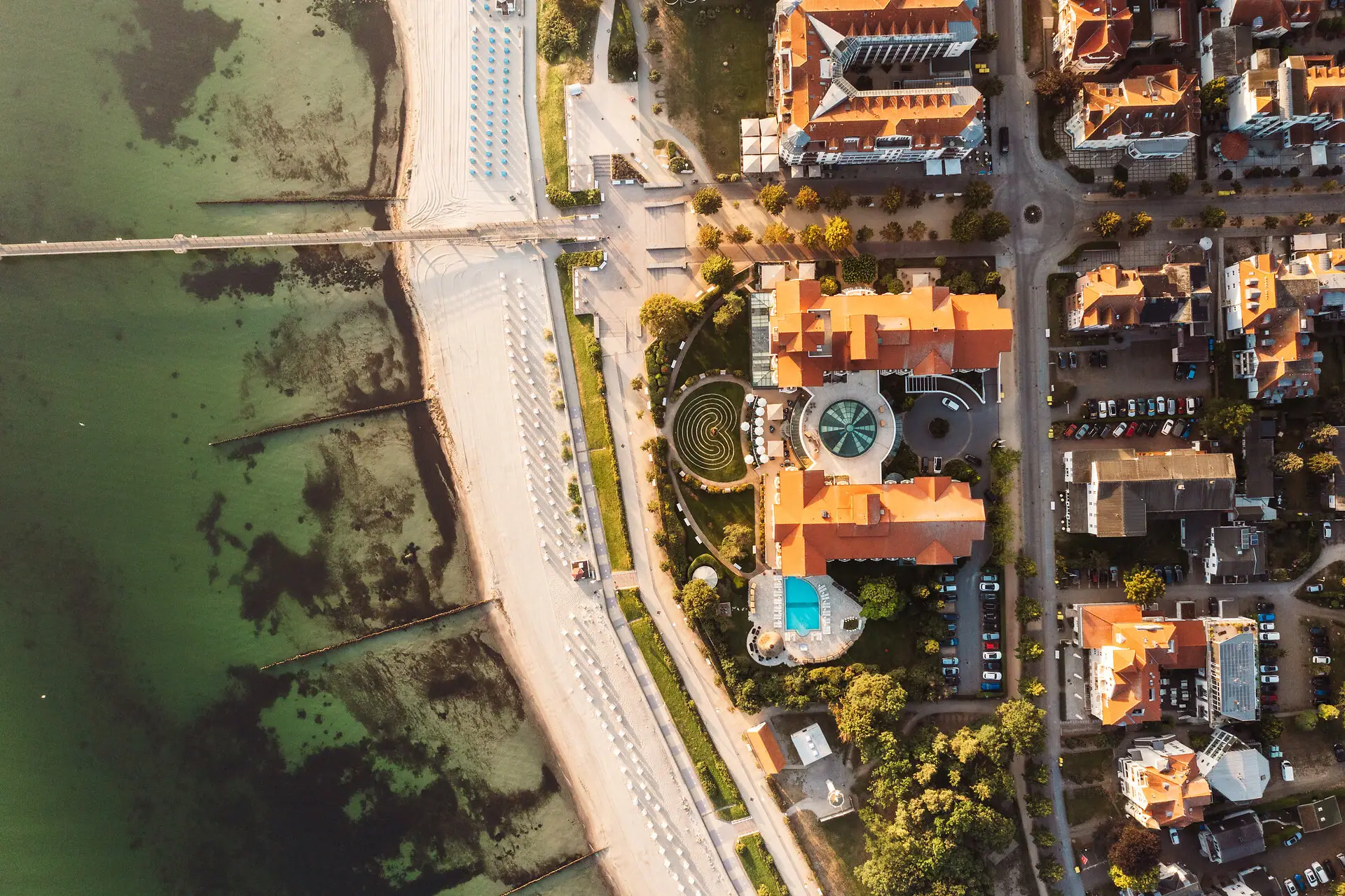 Kühlungsborn Foto aerea di una città con uno specchio d'acqua in primo piano