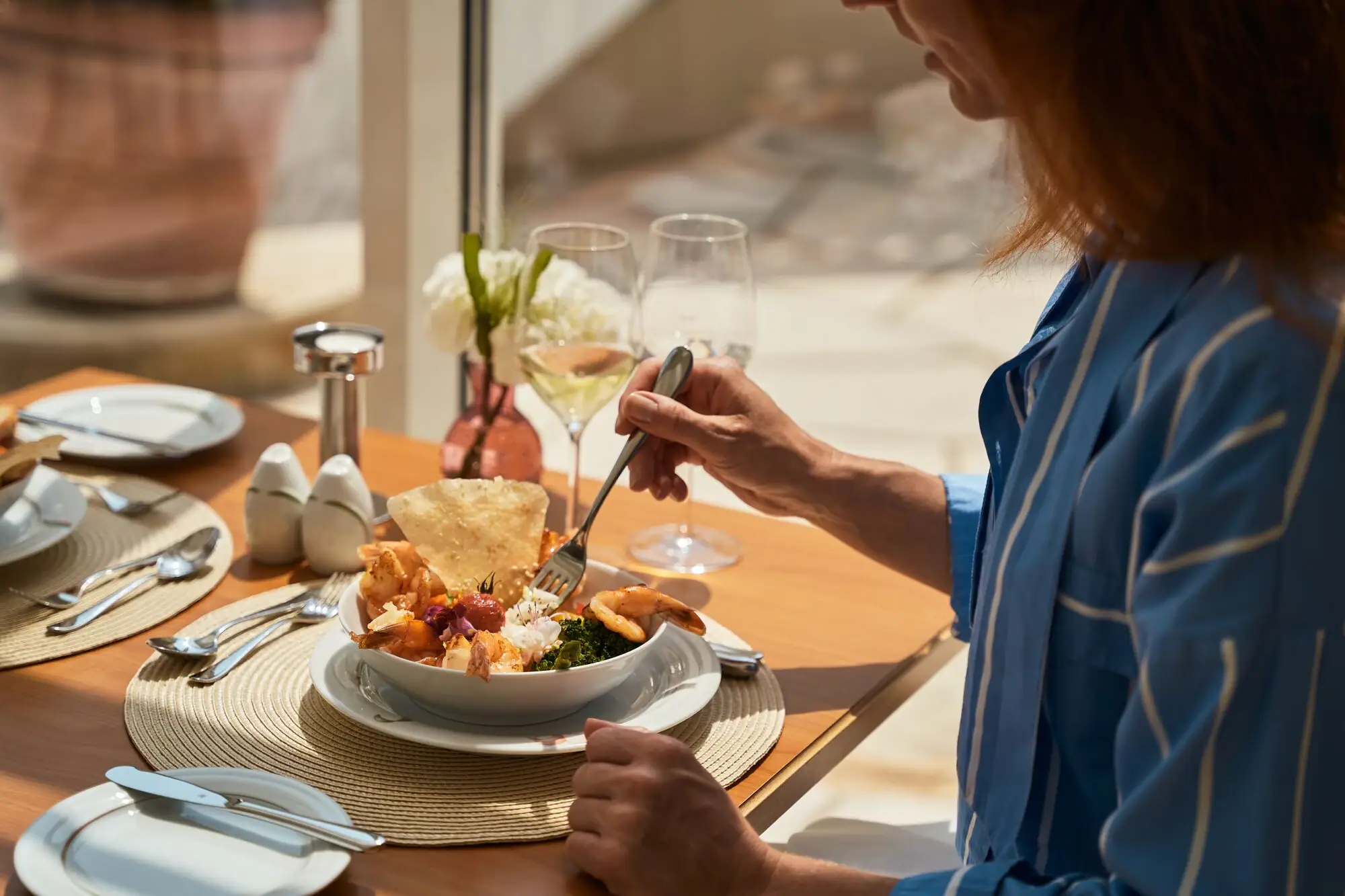 Pranzo Una donna sta mangiando da una ciotola.