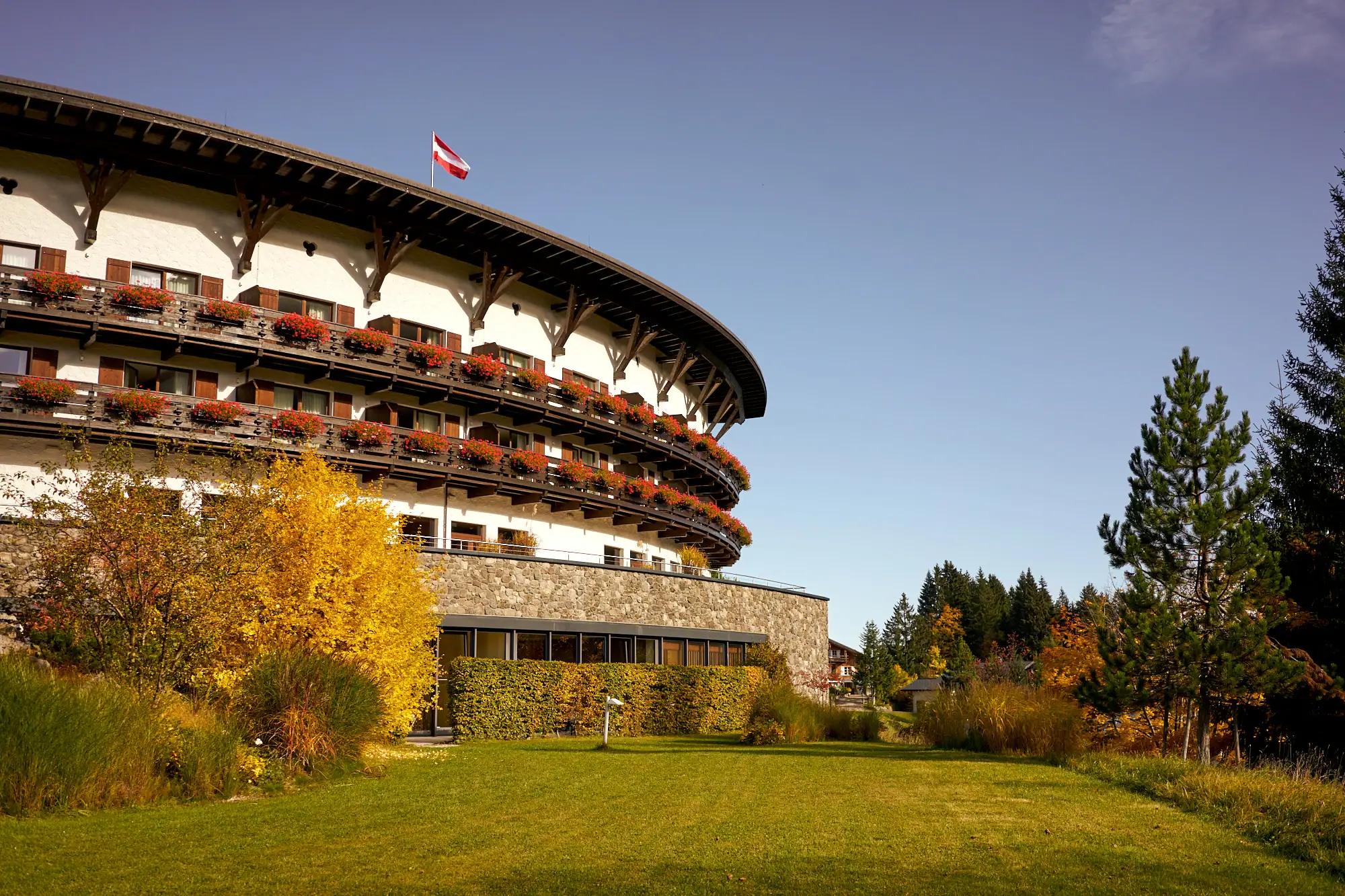 A-ROSA Ifen Hotel Kleinwalsertal Un edificio con una bandiera sul tetto.