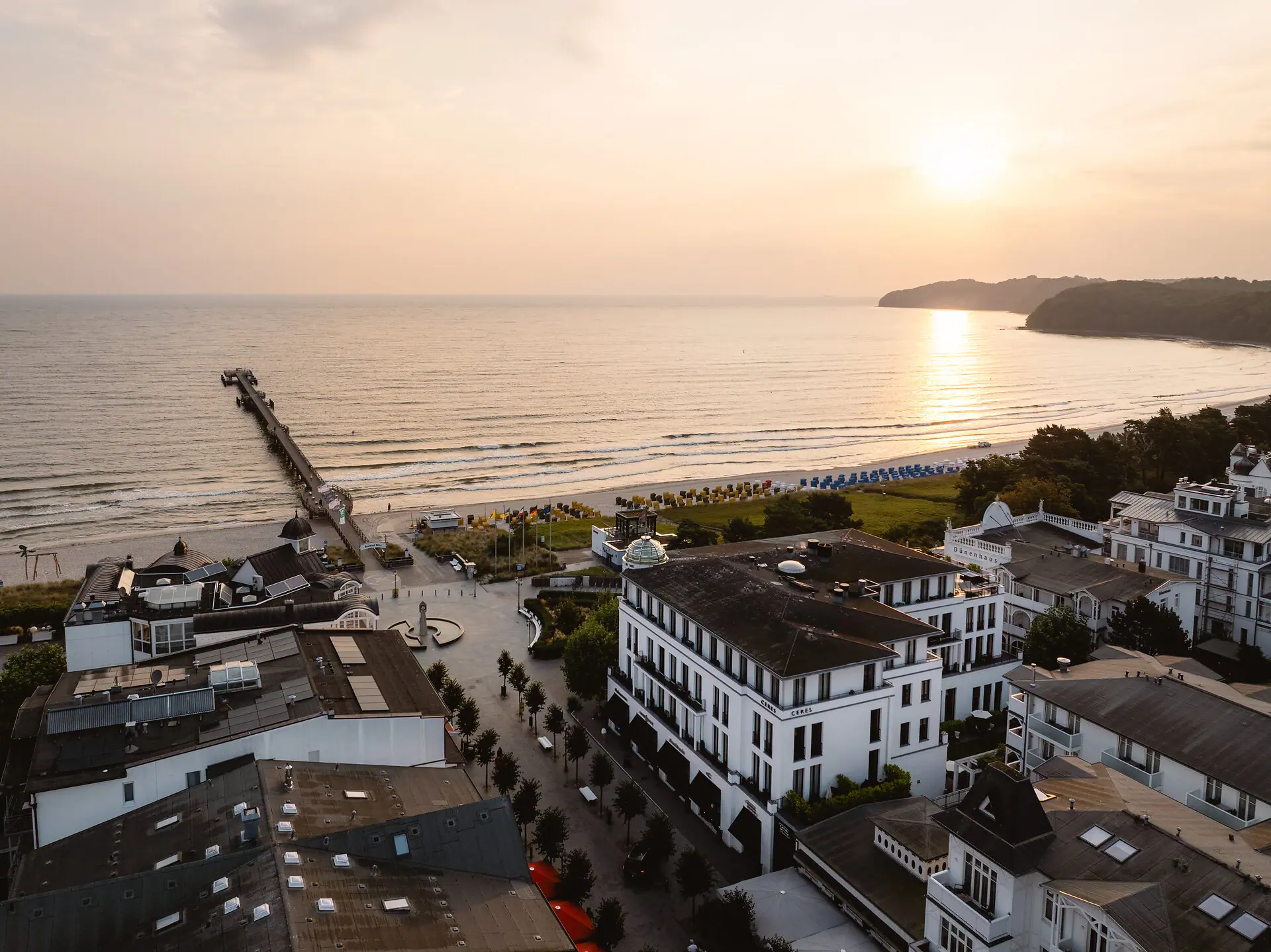 A-ROSA Ceres sul mare Una spiaggia con degli edifici e un molo.