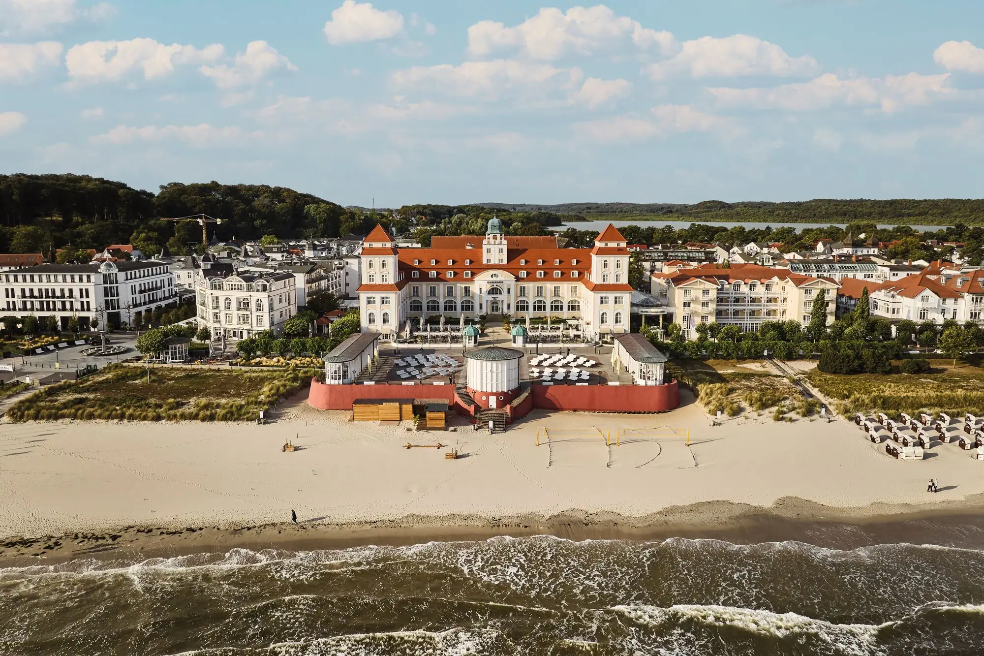 Kurhaus di Binz Un grande edificio sulla spiaggia.